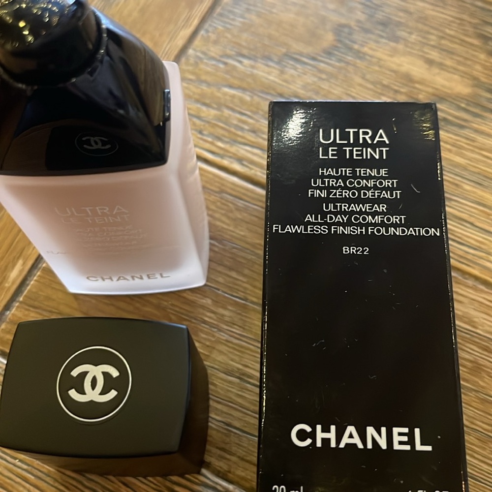 - CHANEL ultra Le taint foundation # BR 22 New